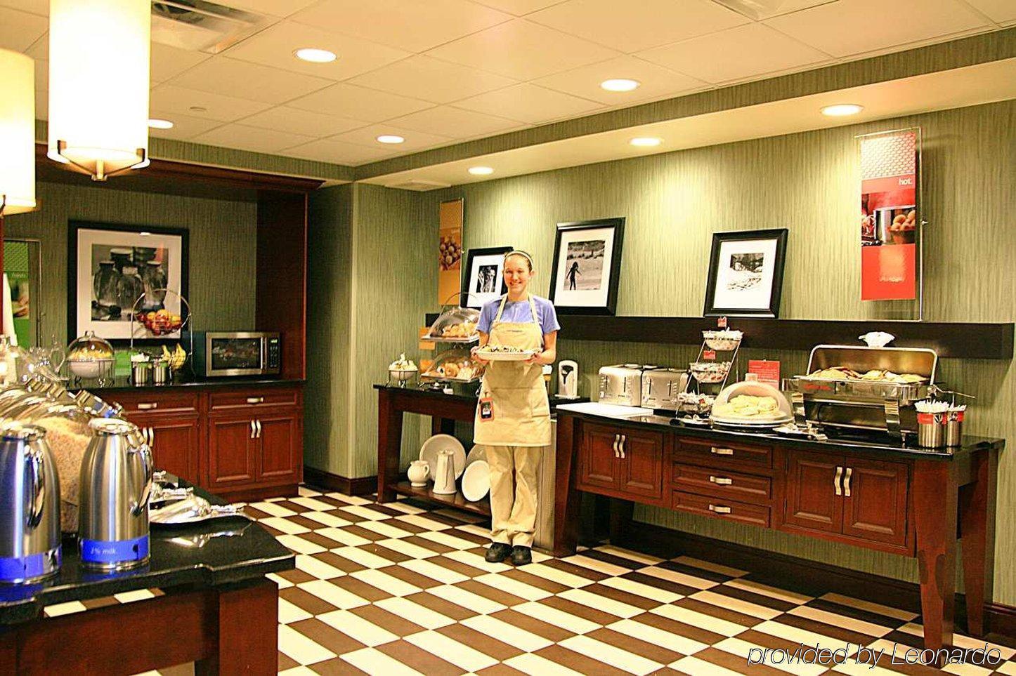 Hampton Inn Traverse City Restaurant photo